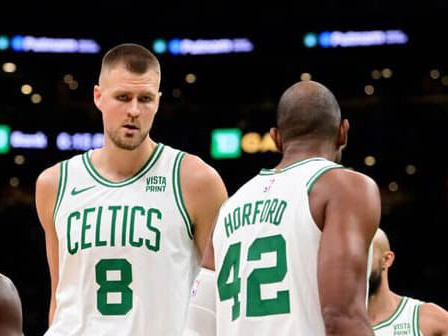 Kristaps Porziņģis Bostonas "Celtics" komandas kreklā.