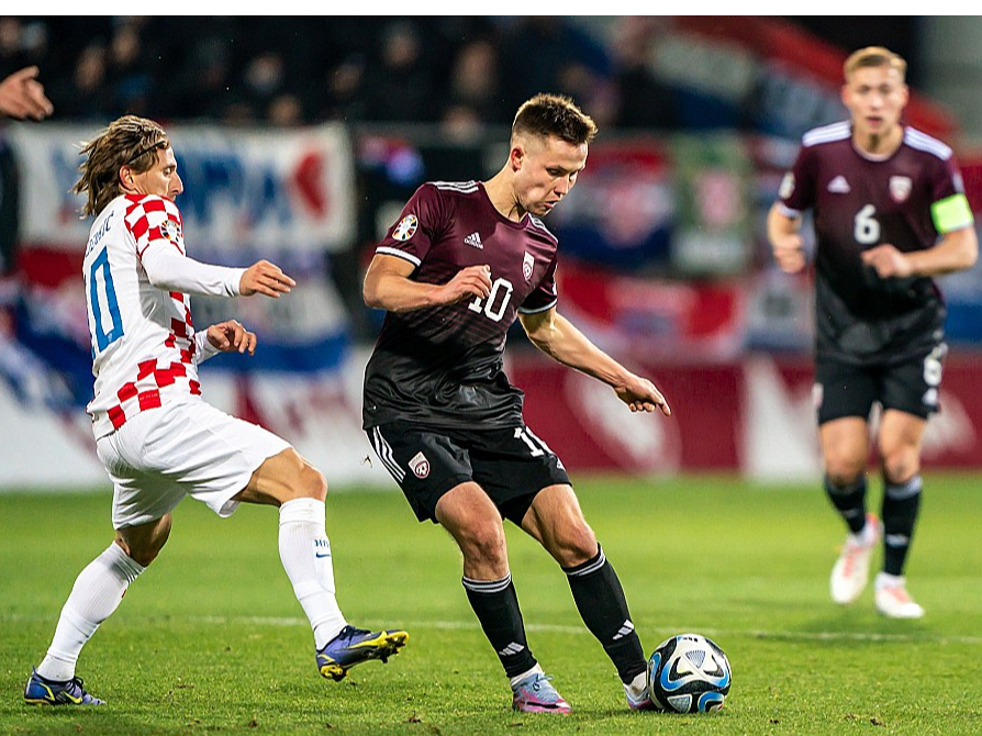 Latvijas un Horvātijas futbola maestro – Jānis Ikaunieks (no labās) un Luka Modričs.