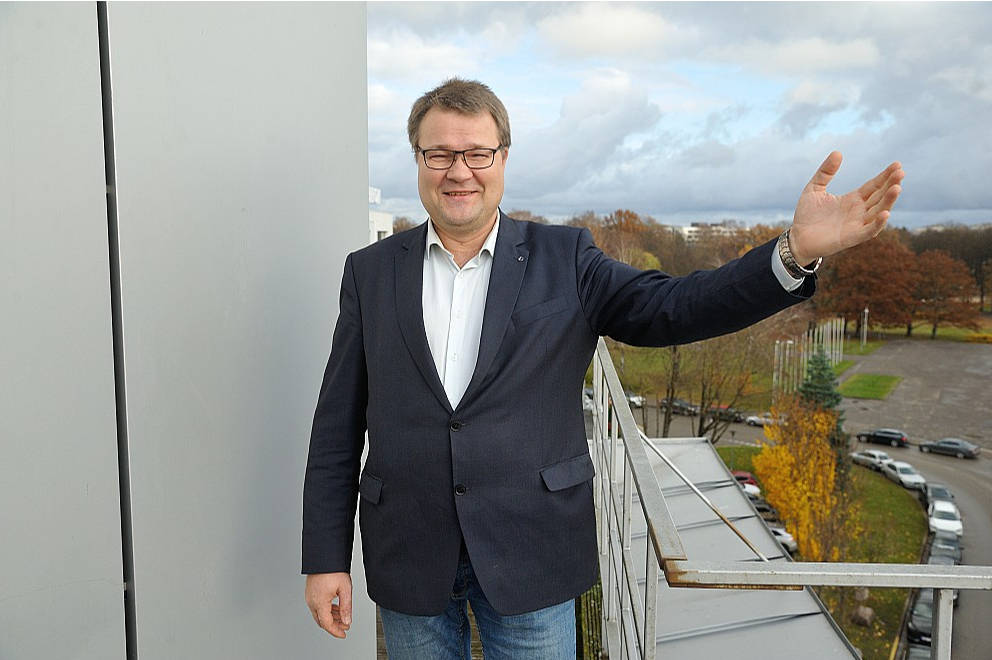 "Tā kā Zaļais kurss paredz atteikšanos no naftas izmantošanas ne tikai degvielā, bet arī citos produktos, kurus iegūst no naftas, viens no perspektīviem virzieniem nākotnē varētu būt biomateriālu, piemēram, izolācijas materiālu, ražošana no rapša eļļas," saka SIA "Bio-Venta" valdes loceklis un ražošanas direktors Indulis Stikāns.