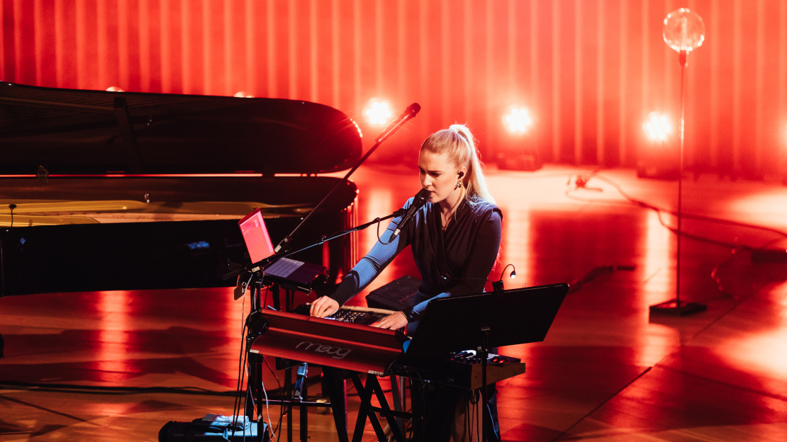 Dziedātāja, multiinstrumentāliste Una Daniela. Ilustratīvs foto. 