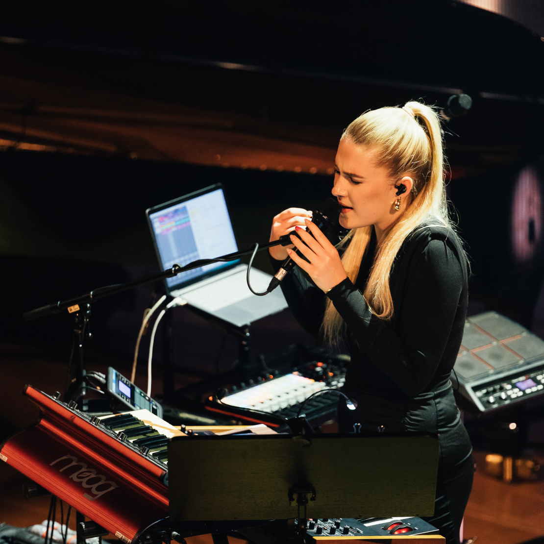 Dziedātāja, multiinstrumentāliste Una Daniela.