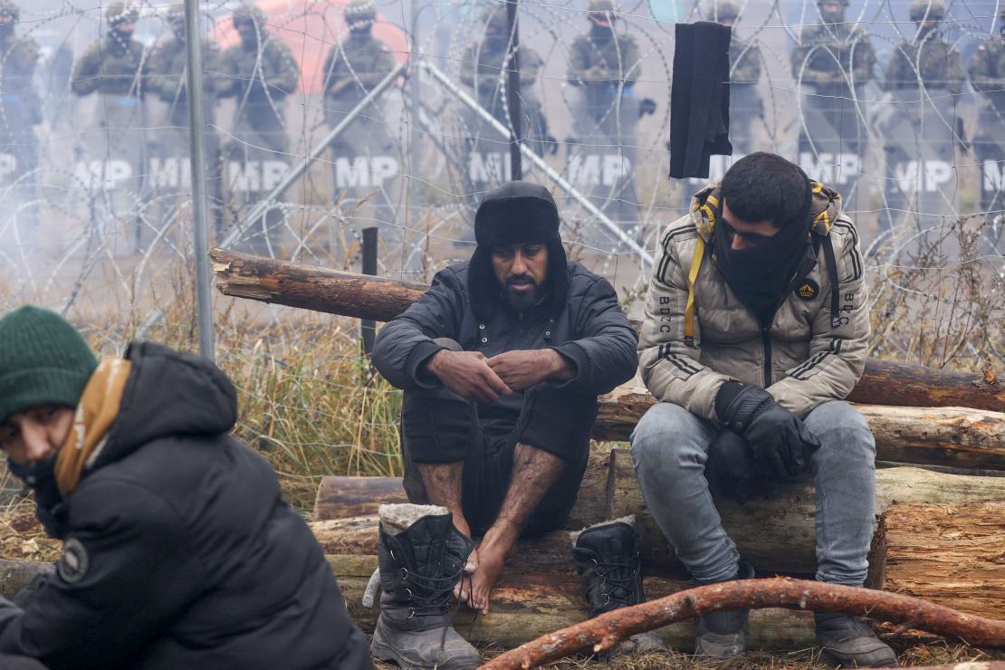 Nelegālie migranti pie ES robežas.