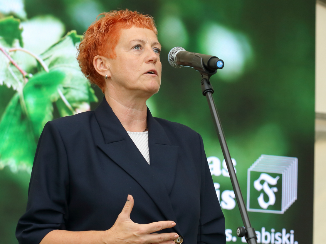 Līga Sausiņa, Siguldas novada pašvaldības domes priekšsēdētāja. Meža diena kokaudzētavā "Zābaki". AS "Latvijas Finieris" kokaudzētava "Zābaki". Zābaki, Krimuldas pagasts, Siguldas novads. 