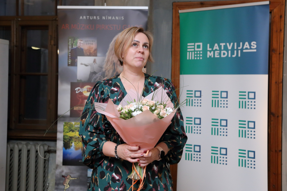 Daces Judinas un Artura Nīmaņa grāmatas atvēršana grāmatnīca "Globuss". Izdevniecības "Latvijas Mediji" vadītāja Kristīne Kirkila.