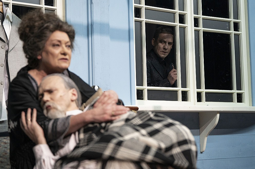 Indra Briķe Aspazijas lomā, Arturs Krūzkops – Rainis. Fonā Artūrs Skrastiņš Līkcepures tēlā.