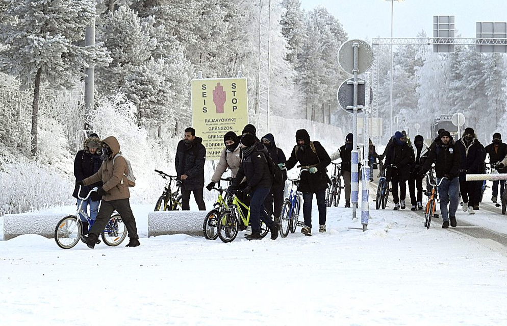 Migranti ar velosipēdiem pie Sallas robežšķērsošanas vietas Somijas Lapzemē 21. novembrī.