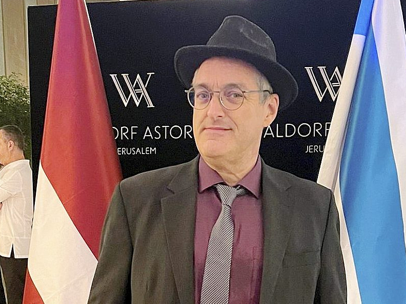 Jakovs Lufts ir bijušais tukumnieks, kurš jau 34 gadus dzīvo Izraēlā. Turp viņš kopā ar ģimeni pārcēlās pēc Latvijā nodzīvotiem 17 gadiem. Jakovs Lufts ir arī viens no Latvijas kultūras biedrības Izraēlā dibinātājiem. Studējis vēsturi Jeruzalemes Universitātē un Humboltu Universitātē Vācijā.