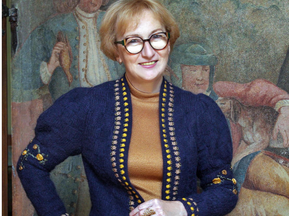 Adīta jaka ar "princešu" piedurknēm un izšuvumiem.