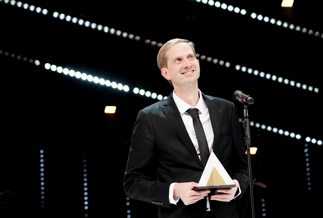 Režisors Elmārs Seņkovs ar saņemto "Spēlmaņu nakts" balvu kategorijā "Gada režisors" par Valmieras drāmas teātra iestudējumu "Nelabie. Pēc Dostojevska" balvu pasniegšanas ceremonijā Dailes teātrī.