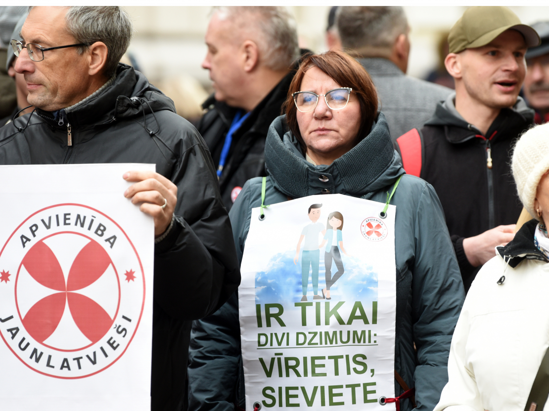 Pie Saeimas frakcijām nepiederošās deputātes Glorijas Grevcovas pārstāvētā partija "Apvienība Jaunlatvieši" pie Saeimas nama rīko piketu pret Stambulas konvencijas ratifikāciju.