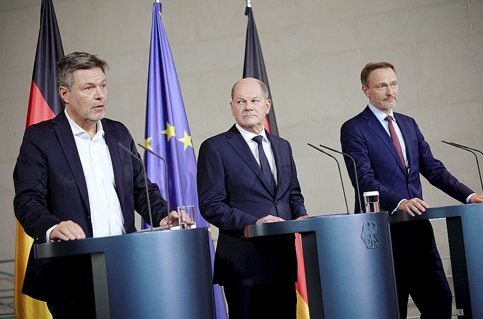 Preses konferencē, kas 15. novembrī Berlīnē tika rīkota pēc Konstitucionālās tiesas sprieduma par Vācijas budžetu, uz žurnālistu jautājumiem atbildēja ekonomikas ministrs Roberts Hābeks (no kreisās), kanclers Olafs Šolcs un finanšu ministrs Kristiāns Lindners.