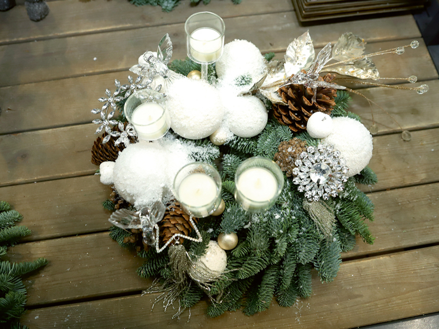 Adventes vainags vienotā krāsu tonī.