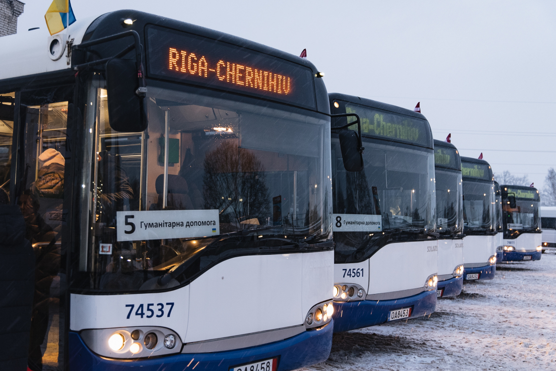 Ceļā uz Čerņihivu devušies 10 Rīgas dāvinātie autobusi.
