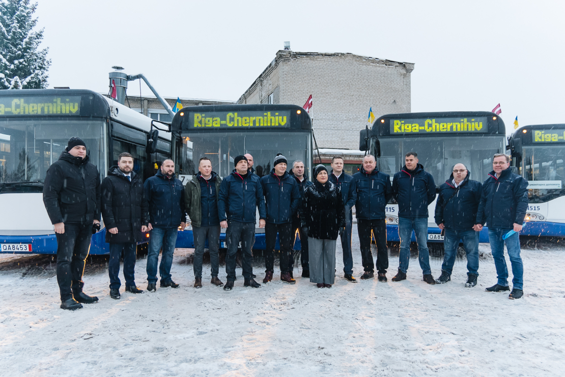 Ceļā uz Čerņihivu devušies 10 Rīgas dāvinātie autobusi.