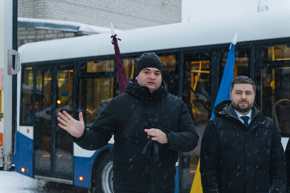 Ceļā uz Čerņihivu devušies 10 Rīgas dāvinātie autobusi.