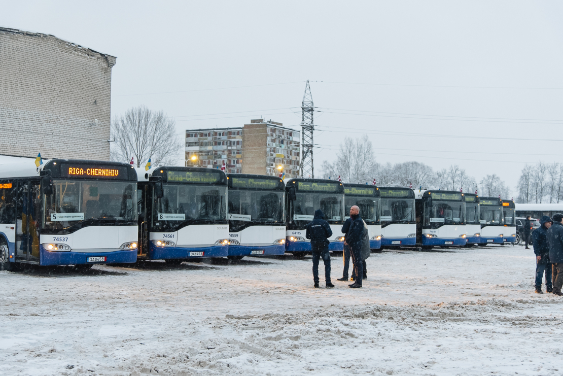 Ceļā uz Čerņihivu devušies 10 Rīgas dāvinātie autobusi.