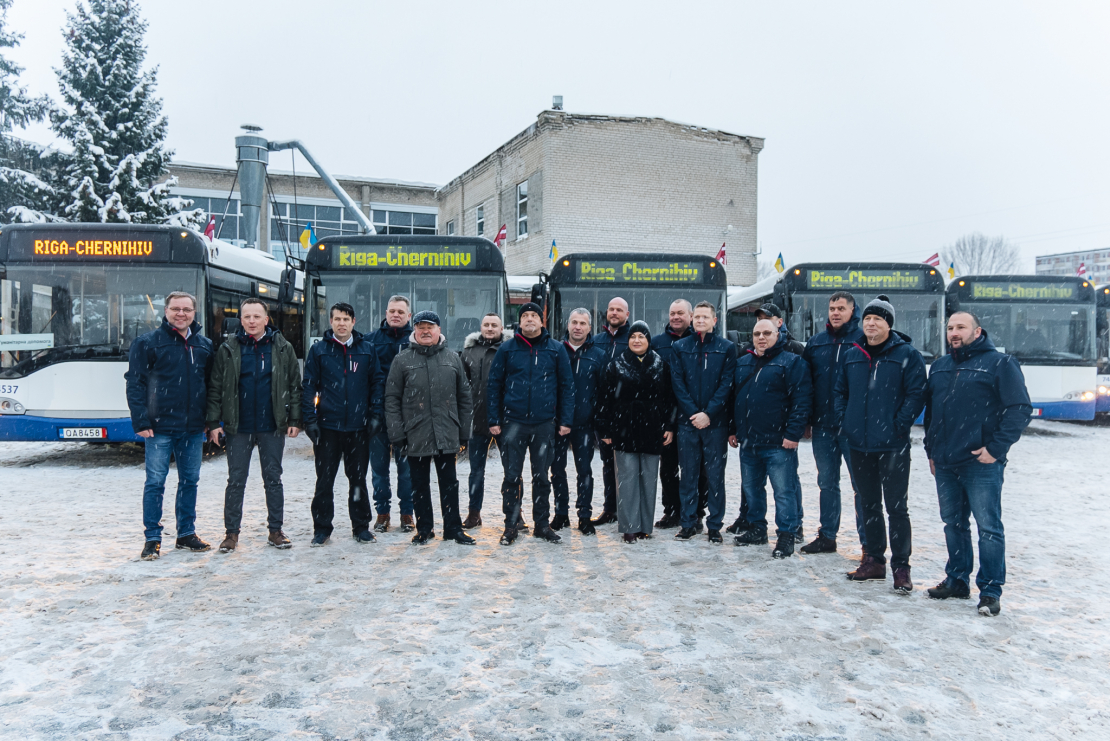 Ceļā uz Čerņihivu devušies 10 Rīgas dāvinātie autobusi.