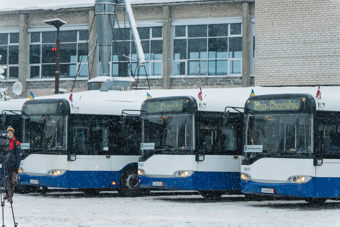 Ceļā uz Čerņihivu devušies 10 Rīgas dāvinātie autobusi.
