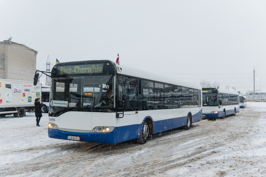 Ceļā uz Čerņihivu devušies 10 Rīgas dāvinātie autobusi.