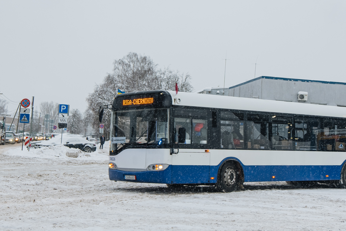 Ceļā uz Čerņihivu devušies 10 Rīgas dāvinātie autobusi.