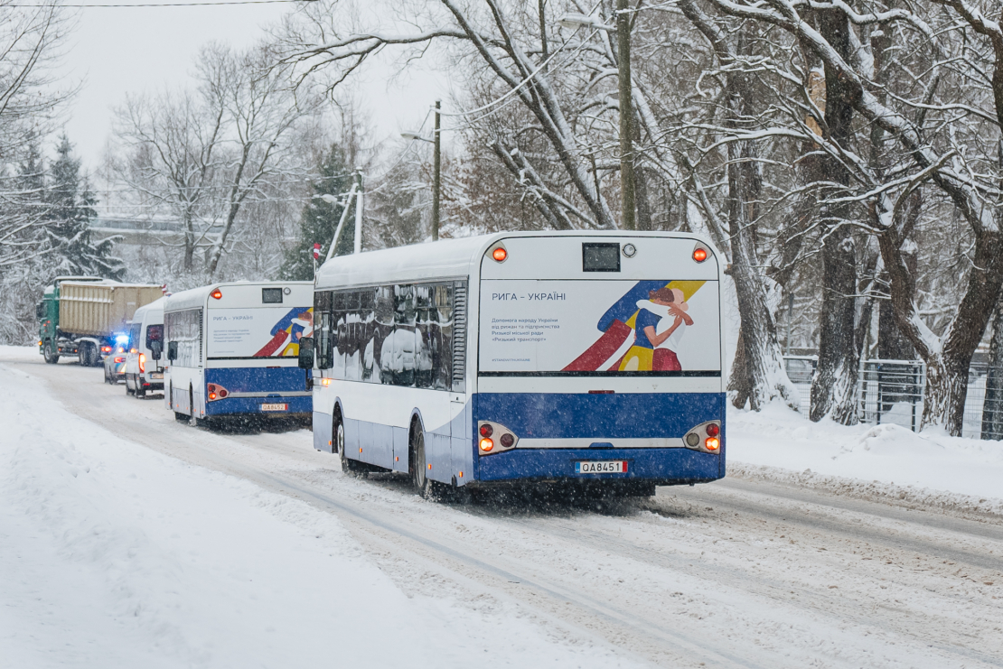 Ceļā uz Čerņihivu devušies 10 Rīgas dāvinātie autobusi.