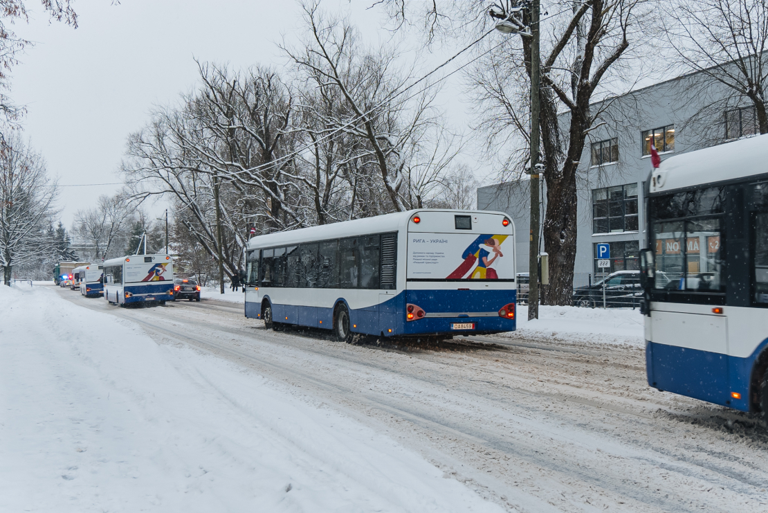 Ceļā uz Čerņihivu devušies 10 Rīgas dāvinātie autobusi.