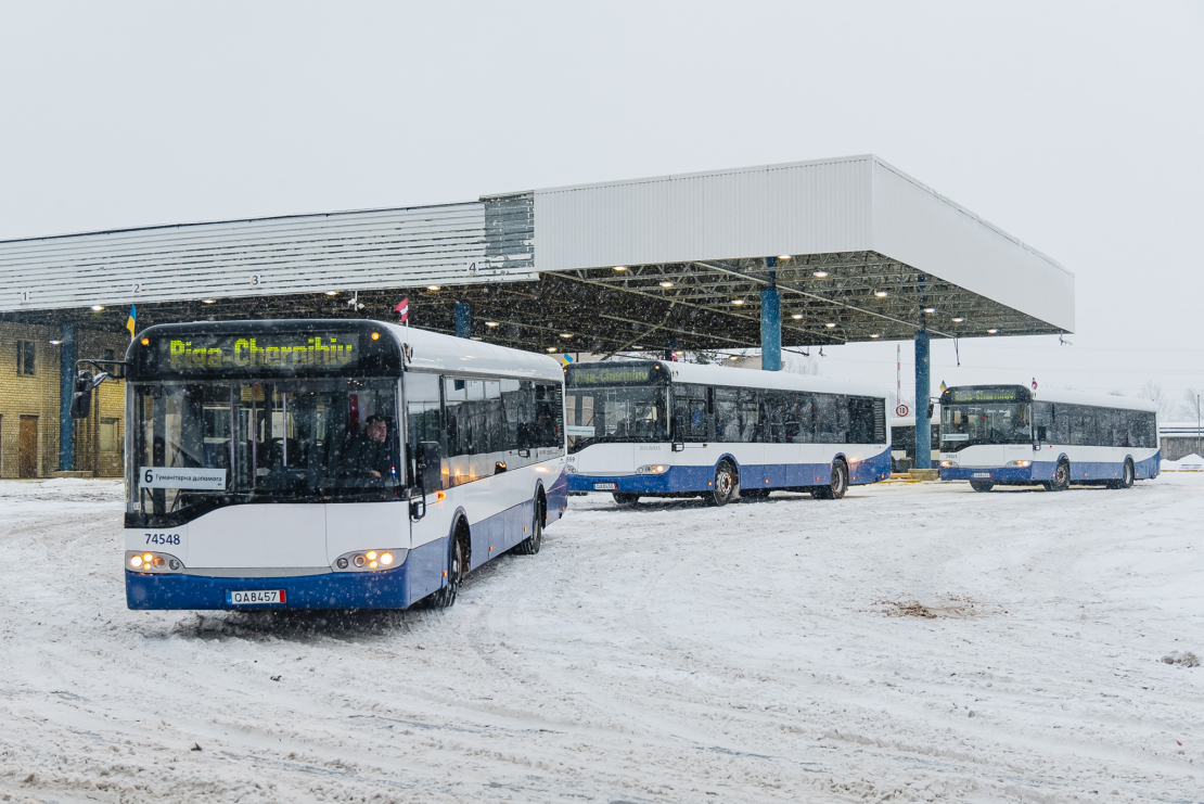 Ceļā uz Čerņihivu devušies 10 Rīgas dāvinātie autobusi.