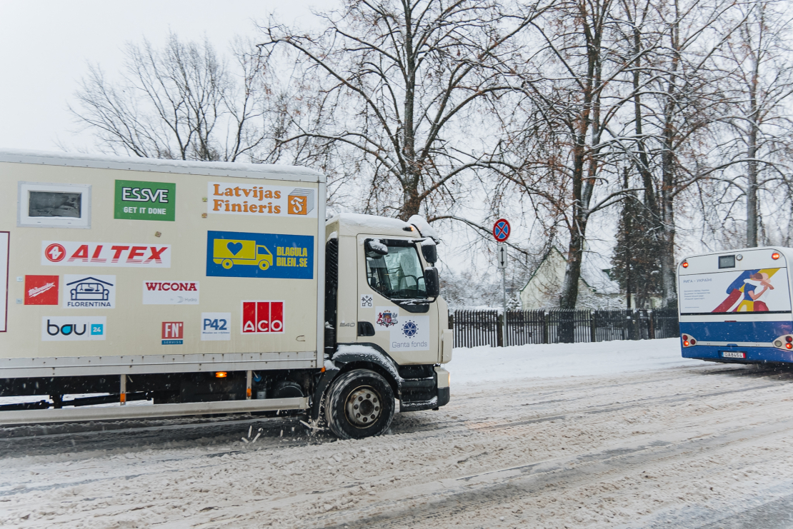 Ceļā uz Čerņihivu devušies 10 Rīgas dāvinātie autobusi.