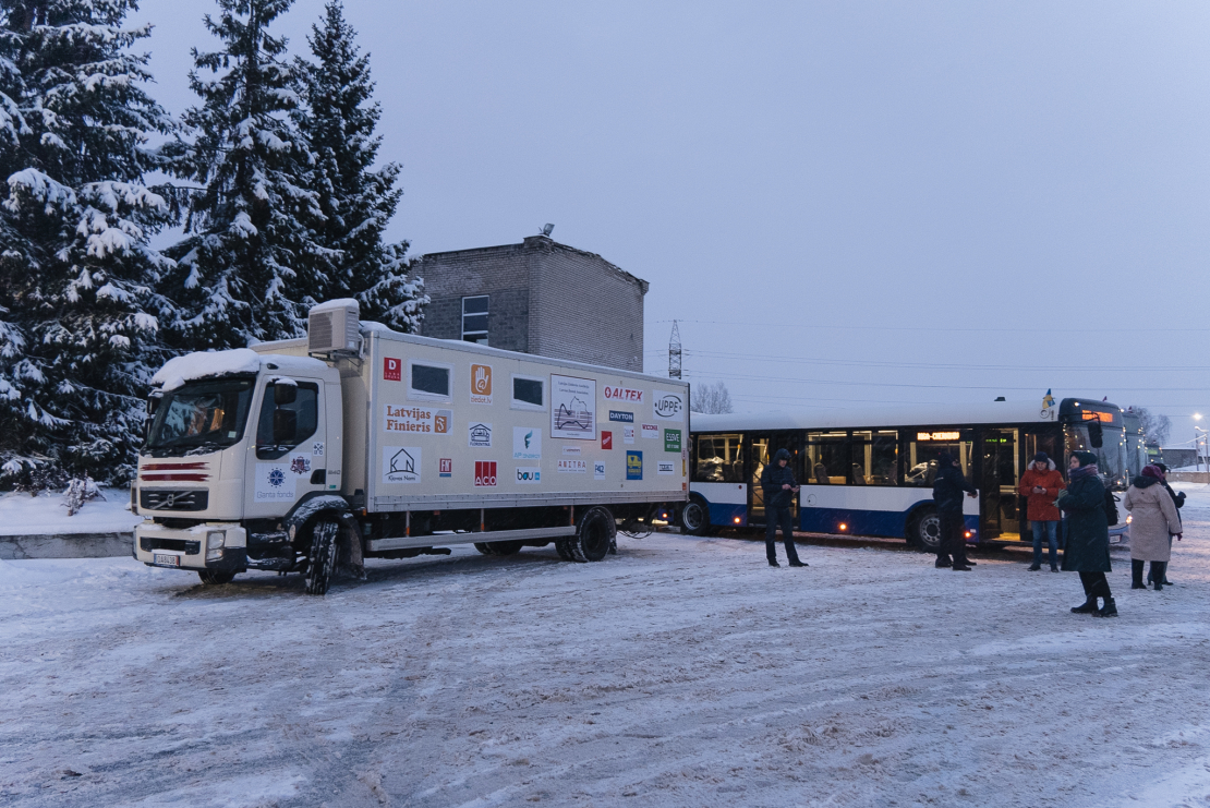 Ceļā uz Čerņihivu devušies 10 Rīgas dāvinātie autobusi.