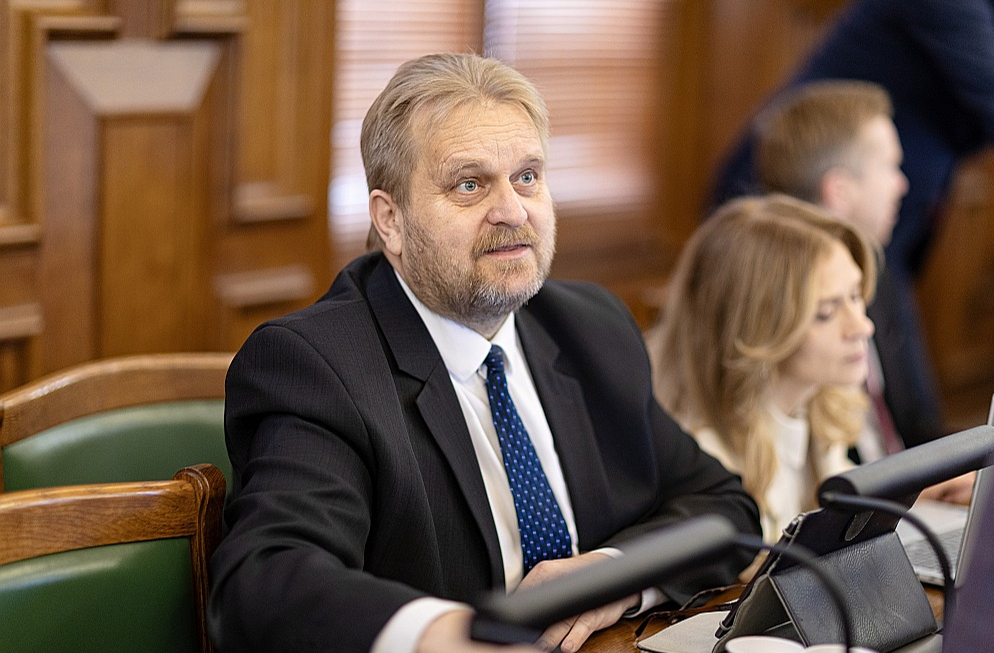Par nodomu viņu izslēgt no frakcijas Andrejs Ceļapīters esot informēts aptuveni stundu pirms sēdes.