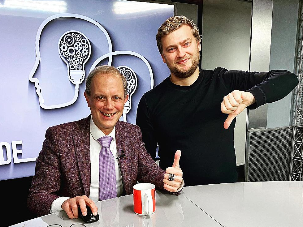 Kārlis Streips un TV24 direktors Klāvs Kalniņš.