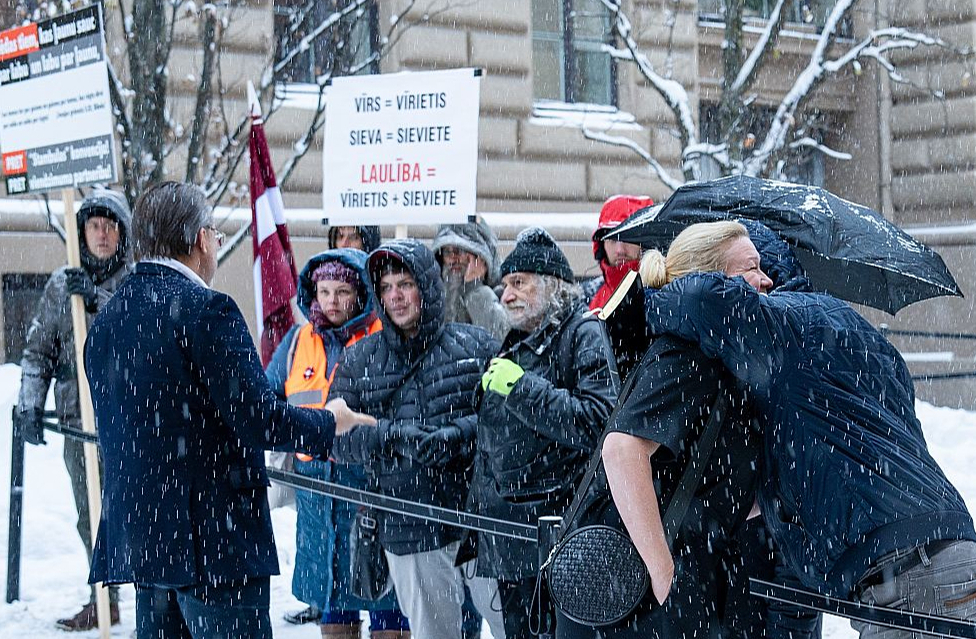 Pie Saeimas ēkas vakar daži ļaudis protestēja pret konvencijas ratifikāciju.
