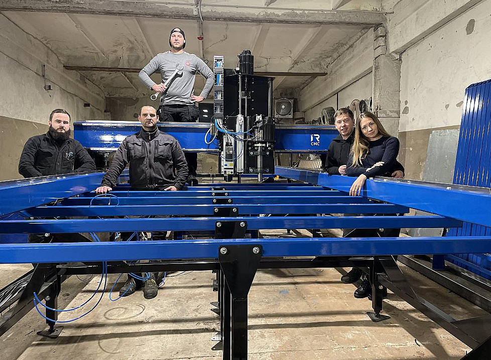 Uzņēmumu "IR CNC" 2020. gadā izveidojuši cēsnieki Ilze un Rolands Bartuševici (attēlā labajā pusē). Katrs darbinieks uzņēmumā ir īpaši izraudzīts "atslēgas" cilvēks, kuram ir nozīmīga loma kādā no iekārtas izgatavošanas posmiem.