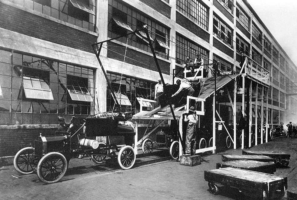 Ražošanas līnija "Ford" 1913. gadā.