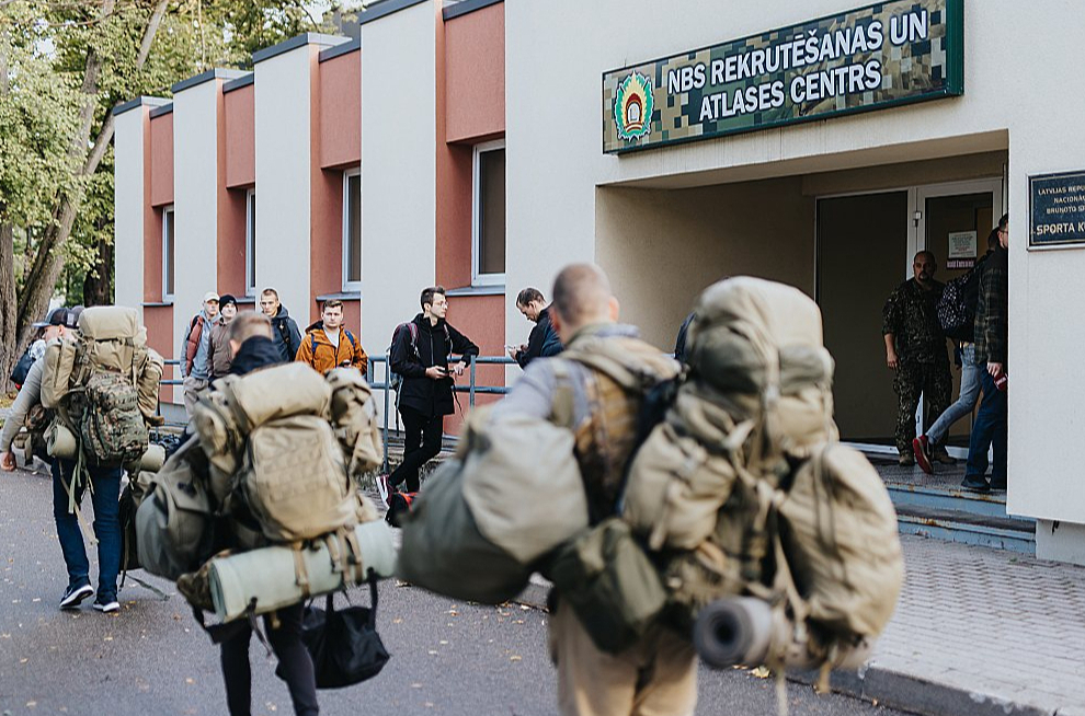 Valsts aizsardzības dienestam šogad ir tikai trešais iesaukums, bet Latvijas armijas rindas jau vairākus gadus papildina profesionālā dienesta karavīri. Piemēram, šā gada 4. oktobrī Nacionālo bruņoto spēku Rekrutēšanas un atlases centrā norisinājās šogad jau septītais profesionālā dienesta karavīra kandidātu uzņemšanas cikls, rekrutējot 69 karavīrus. Tas ir lielākais vienā piegājienā dienestā uzņemto cilvēku skaits kopš 2020. gada oktobra, informē Latvijas armijas pārstāvji. Jaunuzņemtie karavīri pēc atlases procesa un līguma parakstīšanas devušies uz Sauszemes spēku mehanizēto kājnieku brigādi Ādažos, kur tiks uzsākts pamatmācības kurss.