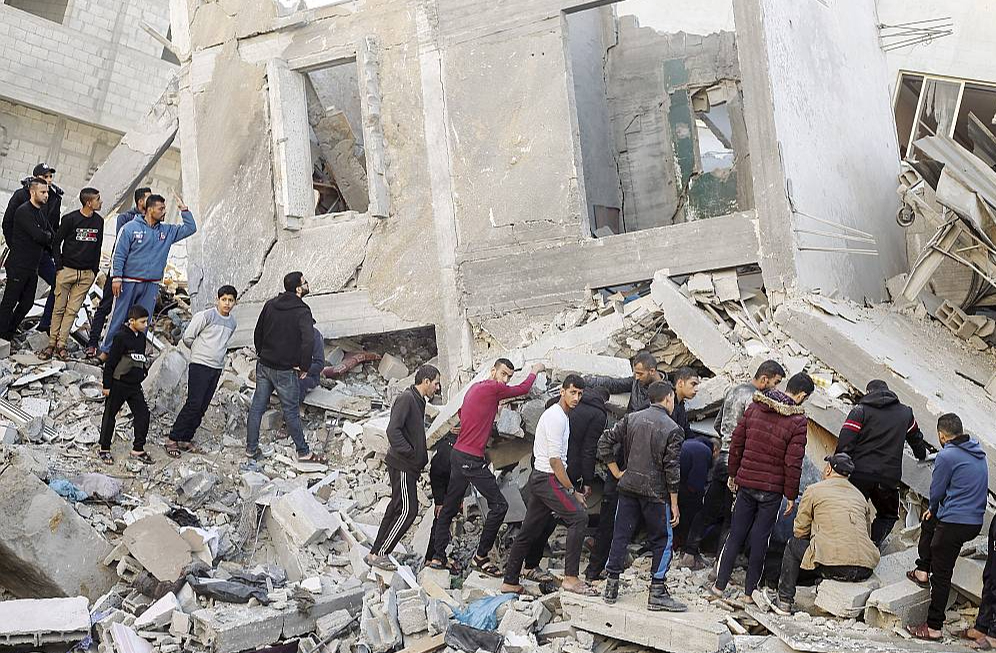 Gruveši Rafāhā Gazas joslas dienvidos 3. decembrī pēc Izraēlas gaisa triecieniem.