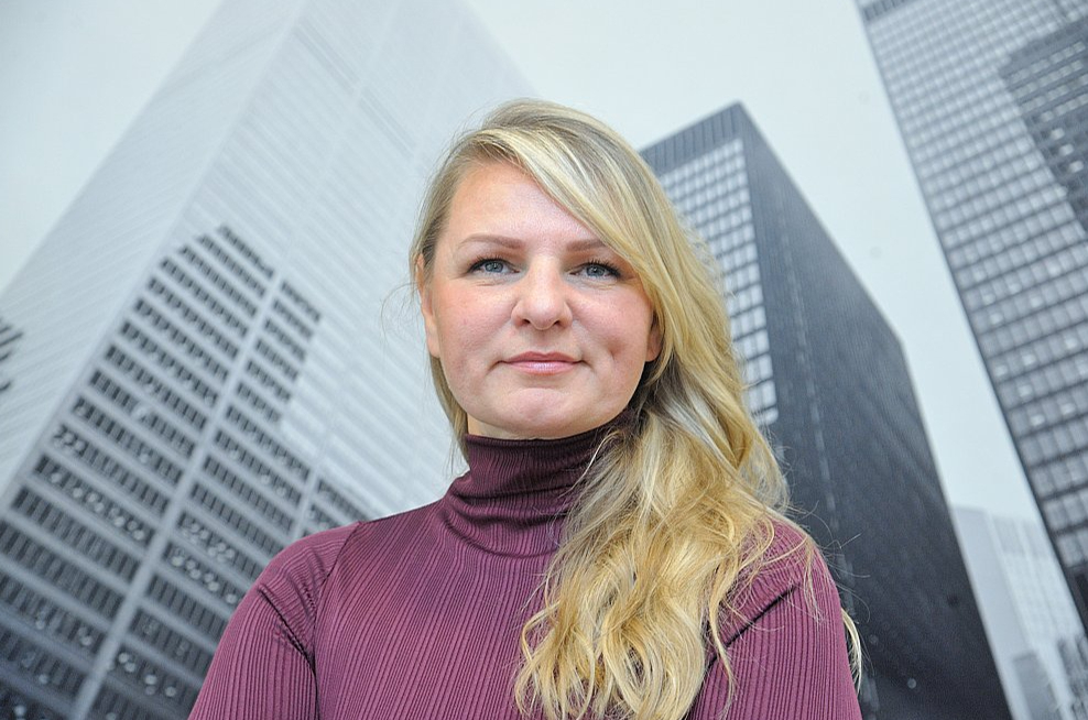 "Figure Baltic Advisory" vecākā konsultante Kristiāna Boša: "Vīrieši saņem par 5,4% vairāk nekā sievietes par vienādu darbu – tātad atšķirība joprojām pastāv, kaut gan nav liela. Šāda atšķirība, ap 5%, pastāvējusi visus pēdējos gadus, izņemot 2022. gadu, kad tā pēkšņi pieaugusi līdz 8,2%."