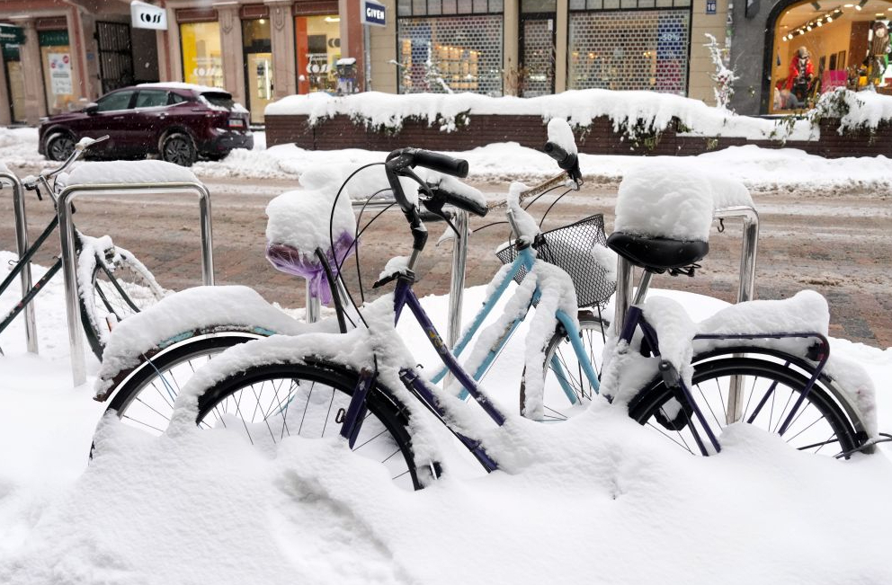 Vai nav dīvaini – visu pasauli pārņēmusi globālā sasilšana, bet Latvijā novembrī uzkritis sniegs!