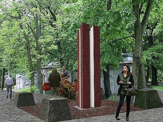 Neiederīgo tualeti plānotā pieminekļa tuvumā Rīgas domes dienesti solījušies aizvākt, tiklīdz sāksies reāla piemiņas vietas "Svešo varai spītējot" veidošana.