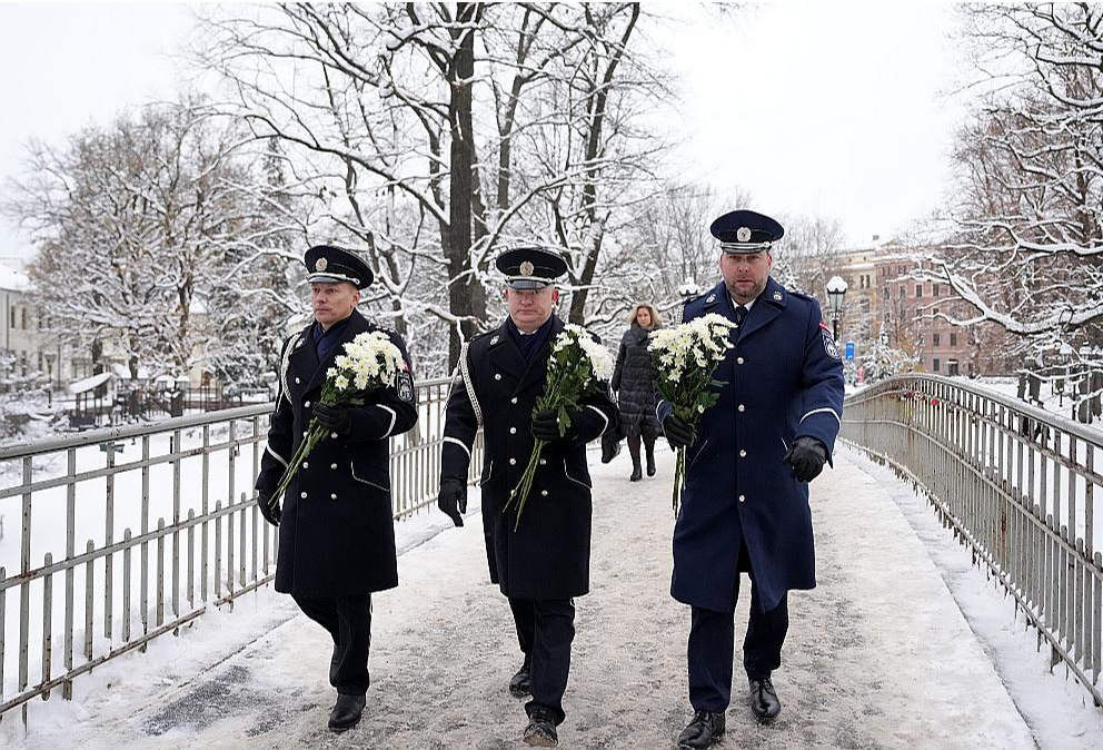 Policijas vadības pārstāvji vakar nolika ziedus pie Barikāžu laikā kritušo piemiņas vietām Bastejkalnā.