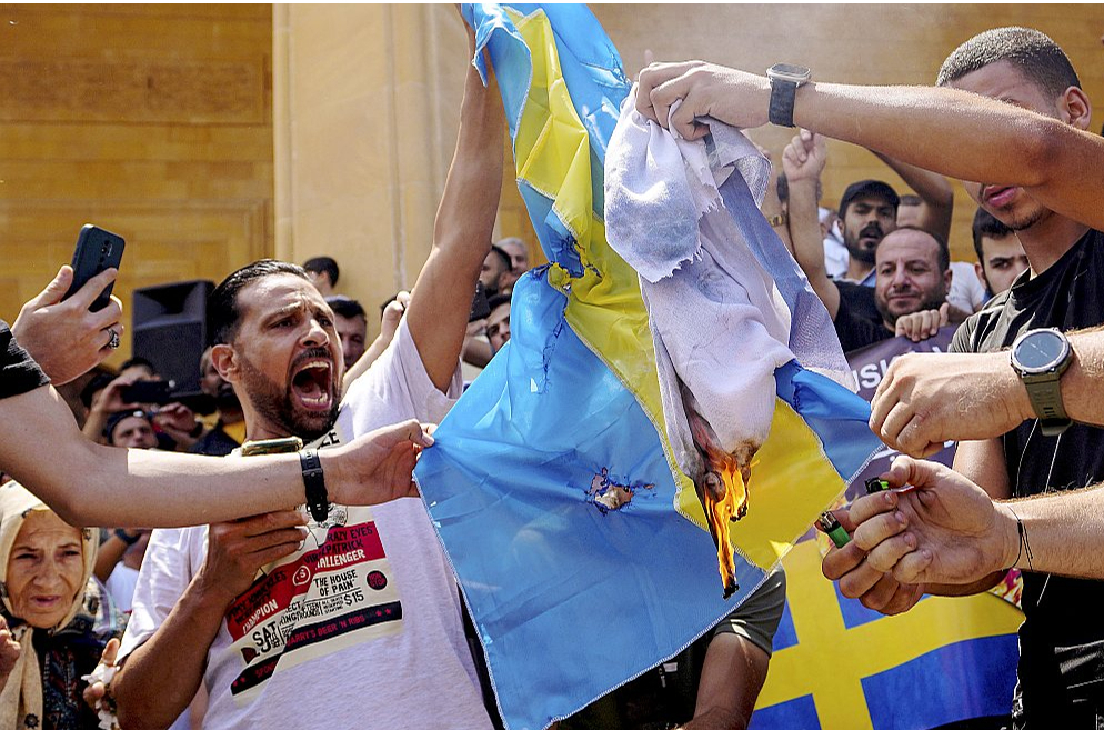 Protestētāji dedzina Zviedrijas karogu šī gada jūlijā Libānas galvaspilsētā Beirūtā. Uzkurināt islāma pasaules naidu pret Zviedriju un Rietumiem kopumā ir Krievijas specdienestu un Kremļa interesēs.