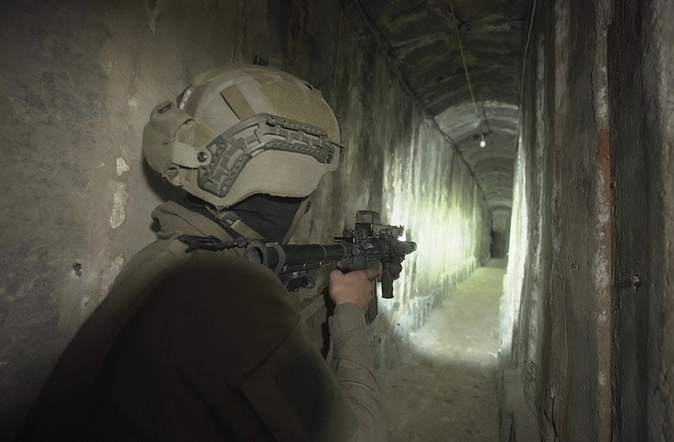 Izraēliešu karavīrs tunelī zem Šifas hospitāļa Gazā.