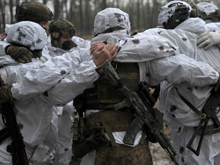 Ukrainas armijas karavīri piedalās mācībās Harkivas apgabalā.