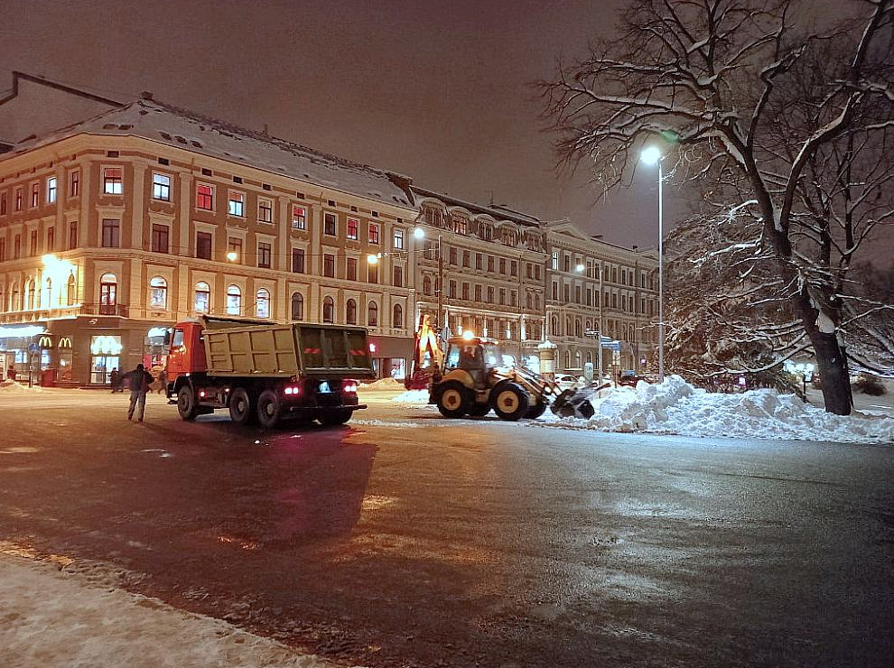 Sniegu no Rīgas centra izved nakts aizsegā. Savu kārtu sagaidījusi arī Bastejkalna apkārtne.
