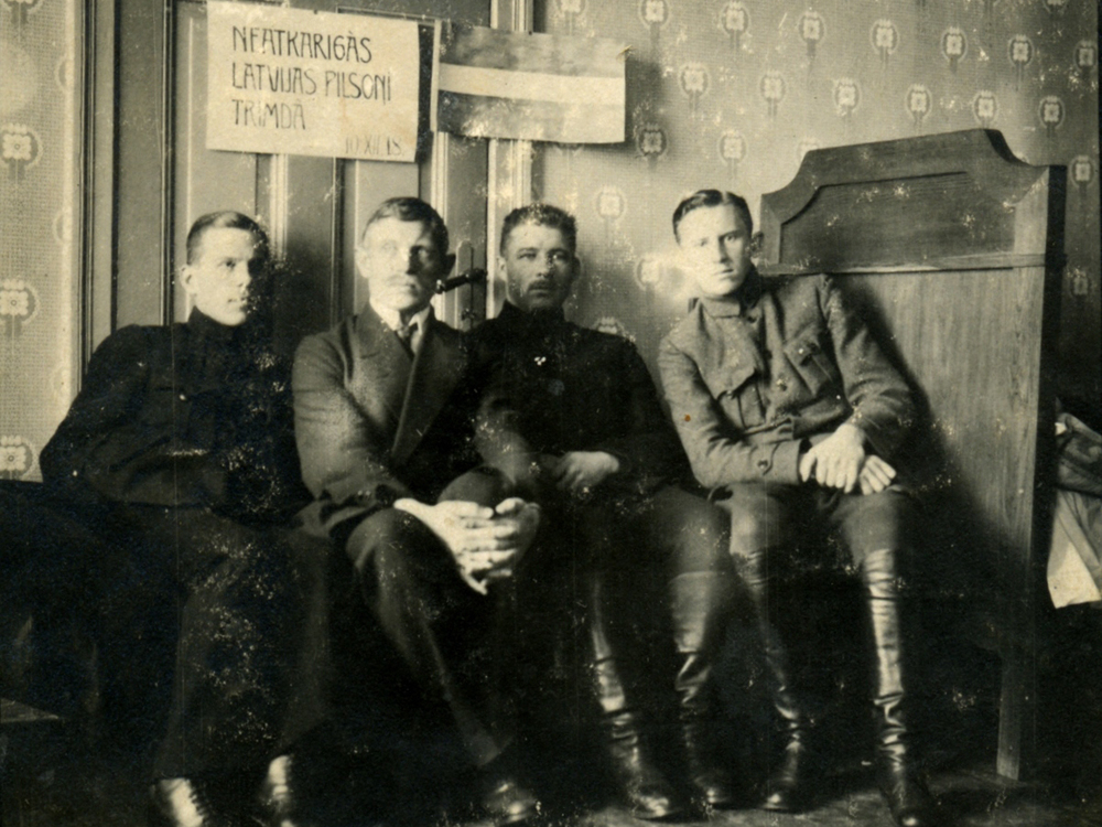 Oskars Kalpaks (centrā) kopā ar brāļiem Rubuļiem. Rīga, 1918. gada beigas.