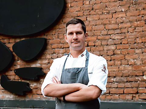 Šefpavārs Māris Astičs uz restorāna "FERMA" jumta.