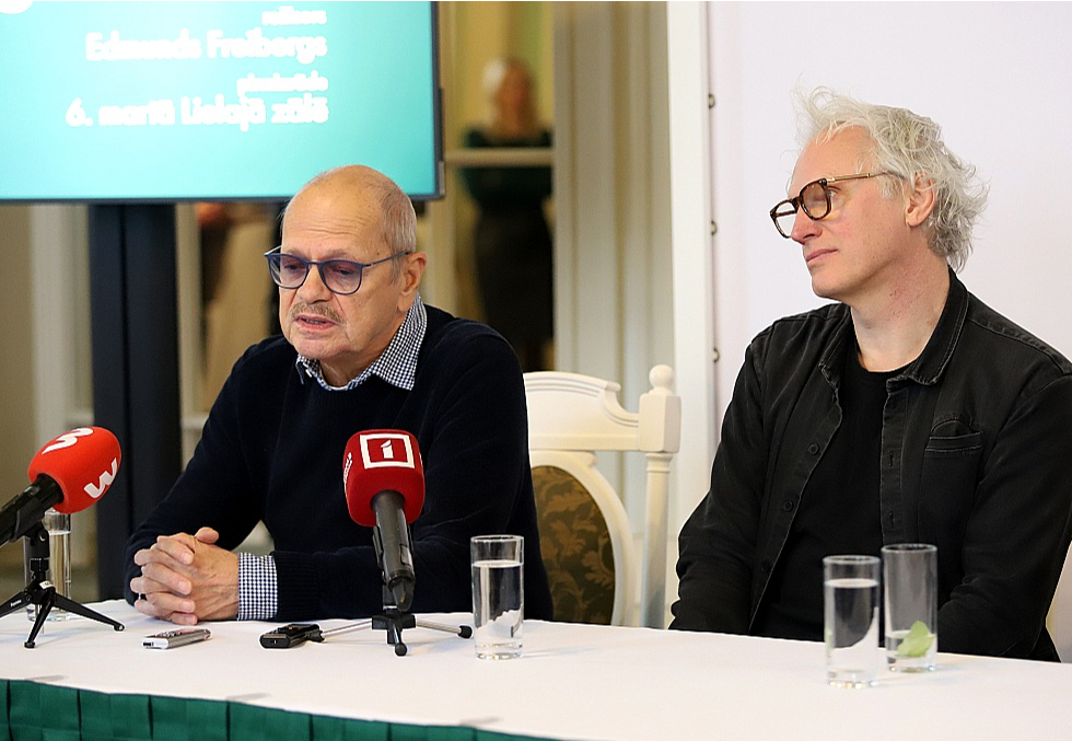 Režisori Edmunds Freibergs (no kreisās) un Pauls Timrots Latvijas Nacionālā teātra rīkotajā preses konferencē stāsta par viņu režisētajām izrādēm, kas iekļautas teātra repertuārā.