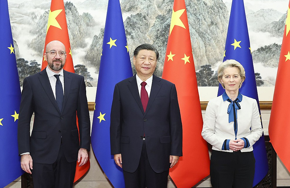 Eiropadomes priekšsēdētājs Šarls Mišels, Ķīnas prezidents Sji Dzjiņpins un Eiropas Komisijas prezidente Urzula fon der Leiena pozē fotogrāfiem vakar atklātajā samitā, kas ir pirmā Ķīnas un Eiropas augstākā līmeņa tikšanās klātienē pēdējo četru gadu laikā.