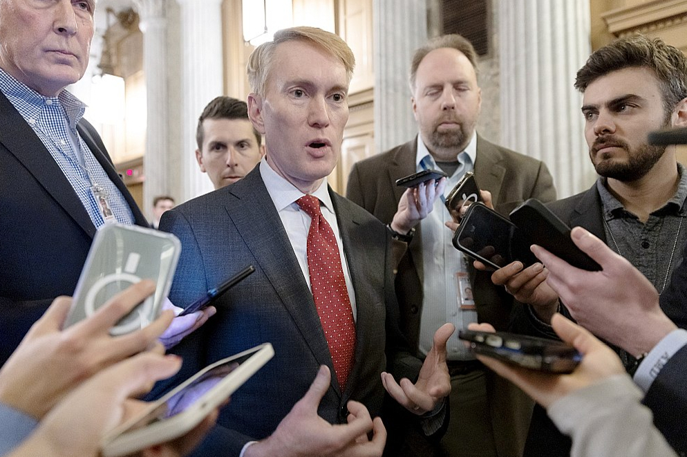 Republikāņu senators Džeimss Lankfords (centrā) pirmdien Senātā, atbildot uz žurnālistu jautājumiem par sarunām ar demokrātiem.