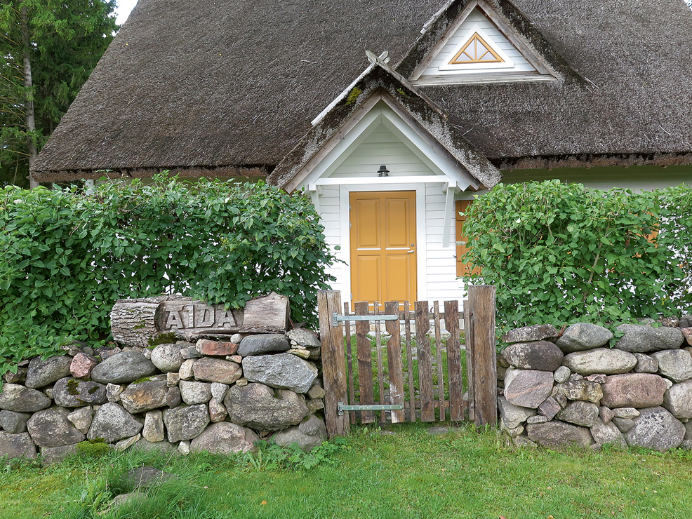 Vārtiņi akmens sienā.